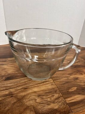 The Pampered Chef 8 Cup Glass Batter Measuring Bowl